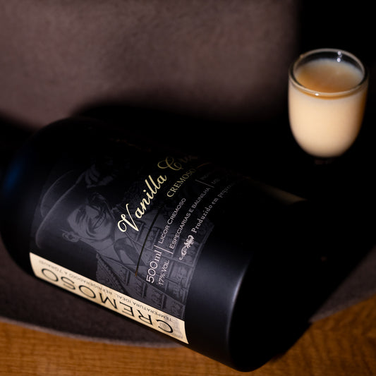 Vanilla Cream Brennstube - Licor Cremoso de Baunilha e Especiarias - Textura aveludada e notas doces.